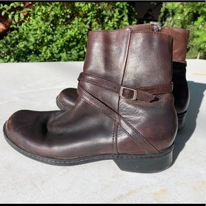 Clarks zip up short boots